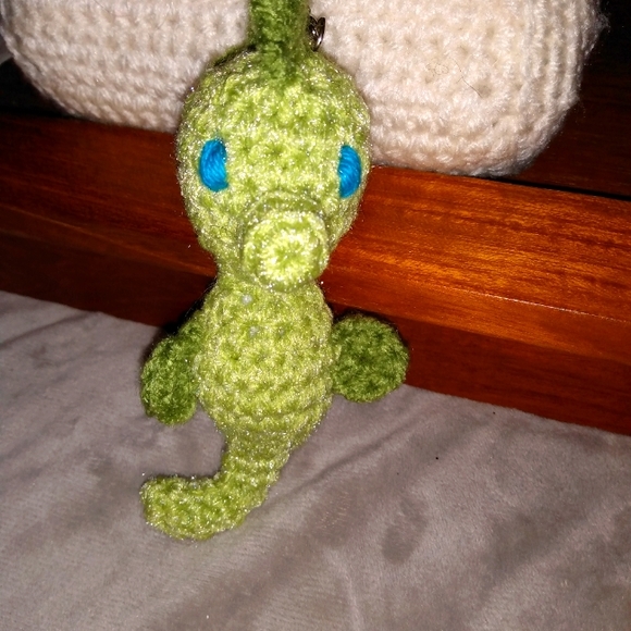 NEW Keychain Seahorse Purse Backpack Tag Green Crochet HANDCRAFTED - Picture 2 of 7